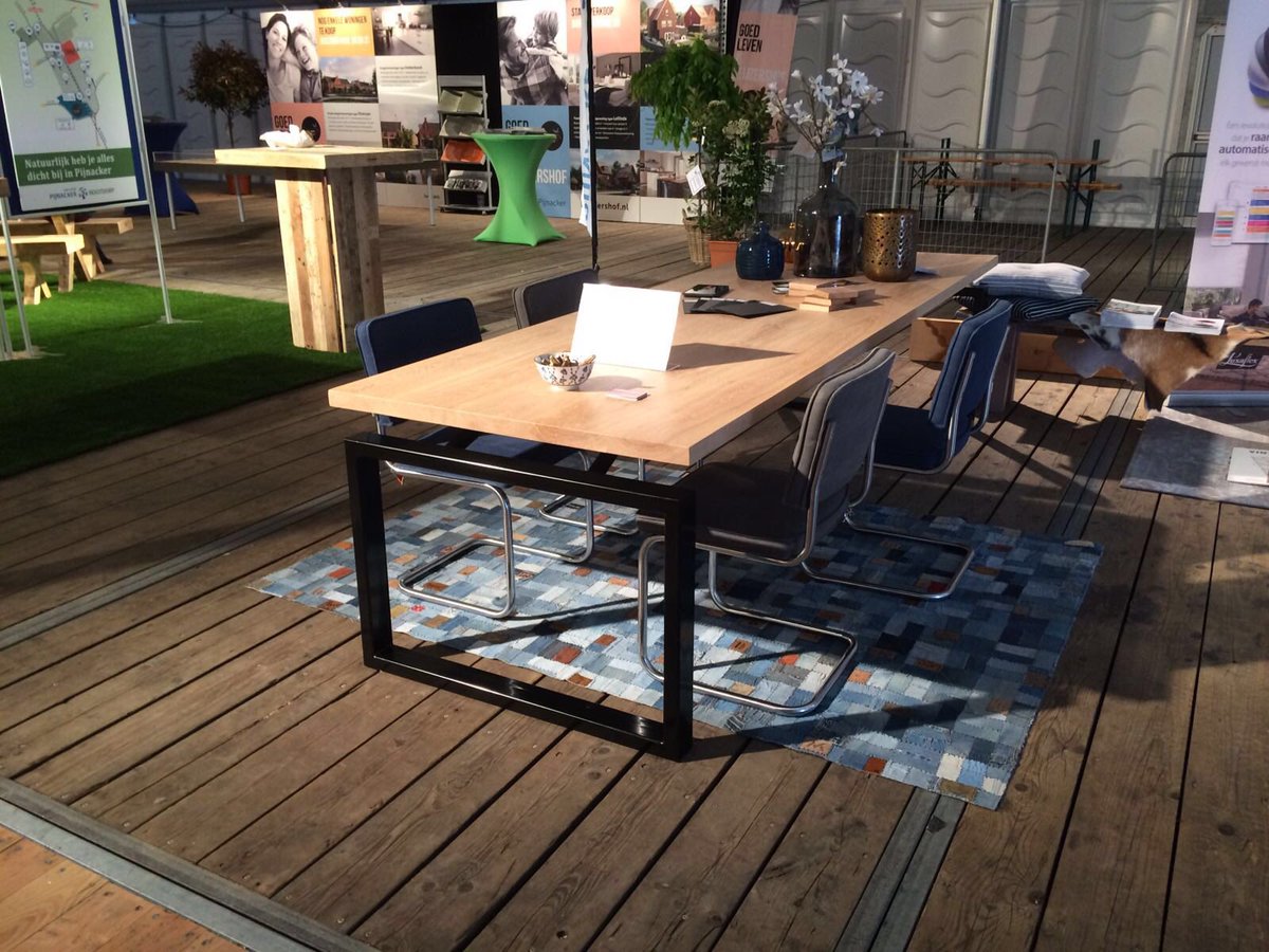 KeroMetaal's tweet photo. Eettafel "Levi" te zien bij BuitengeWOON beurs #Pijnacker-Nootdorp. #Raadhuisplein #staal #onderstel https://t.co/BsPCxJVROl