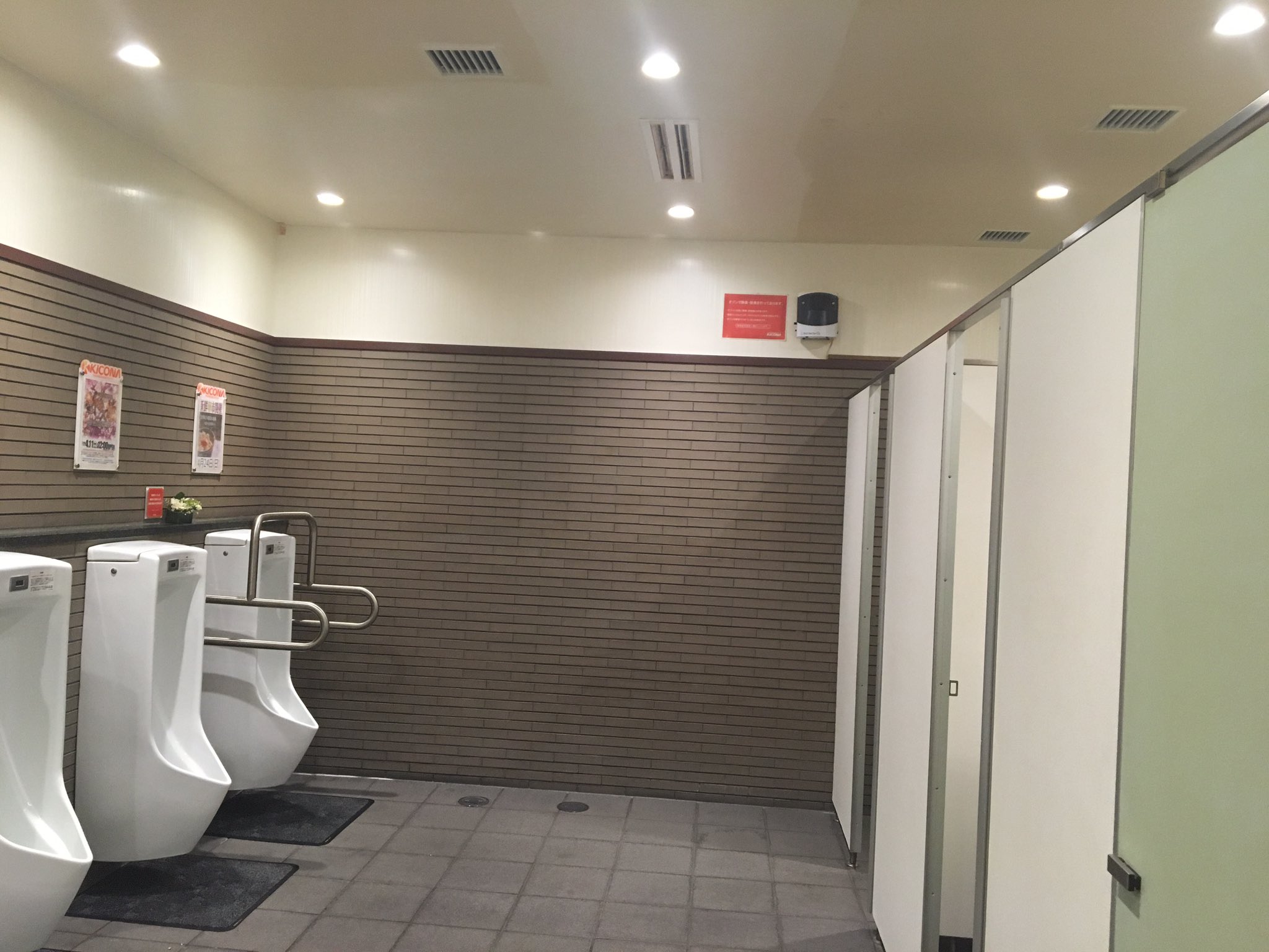 パチンコ屋の綺麗なトイレbot on Twitter "キコーナ新大阪店 （大阪） 入り口にドアがなく、ホールの音