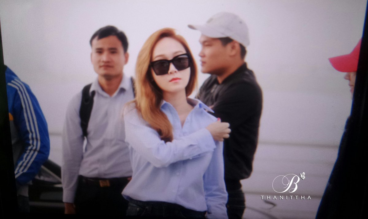 [PIC][23-04-2016]Jessica khởi hành đi Hồng Kông vào sáng nay CgtOi34UYAA74FF