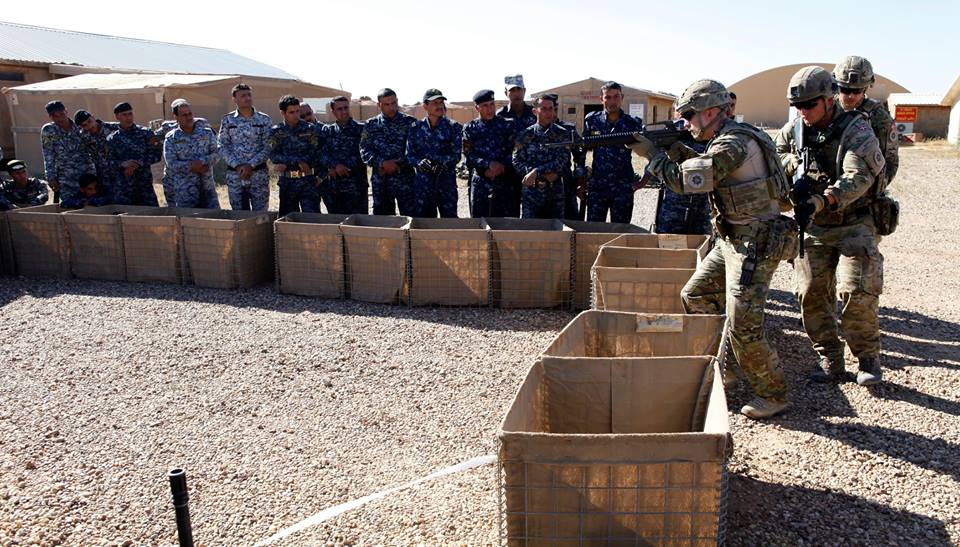 تدريبات الجيش العراقي الجديده على يد المستشارين الامريكان  - صفحة 3 CgtQ52oWYAAhJ_a
