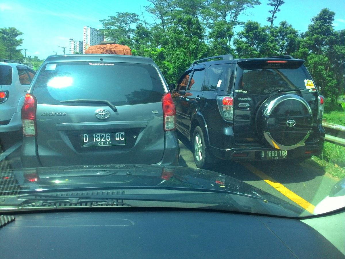 PRFMnews's tweet photo. Yongki | 13.36 
Kita sdh 4 km berdisiplin nunggu antrian 2 jalur,eh mobil letter B selonong boy aja.Bikin 3 lajur https://t.co/GBUoE5oqoM