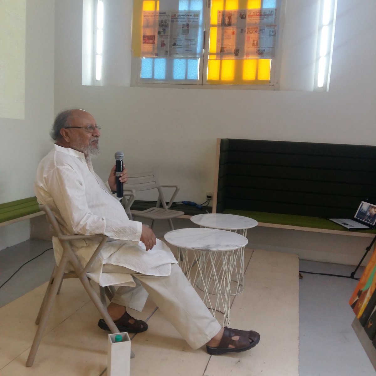 Saumyakul's tweet image. It was sheer pleasure to listen to a riveting opening dialogue by Prof. Ashis Nandy. #LanguageFest @oxfordbookstore