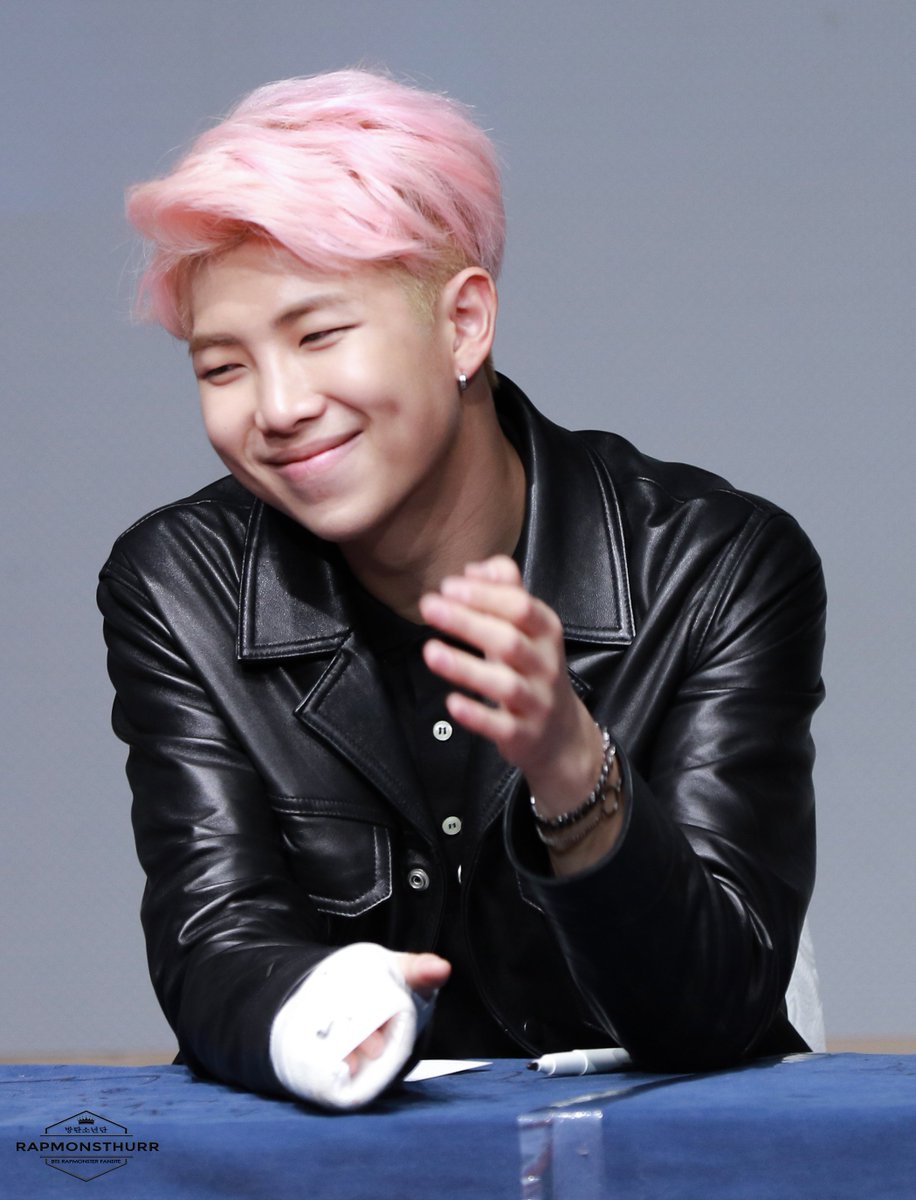 RAPMONSTHURR's tweet photo. [UP-19p] 151211 신촌 팬사인회 #방탄소년단 #랩몬스터 @BTS_twt https://t.co/DHQJZZMCzp https://t.co/qfP02ITw2y