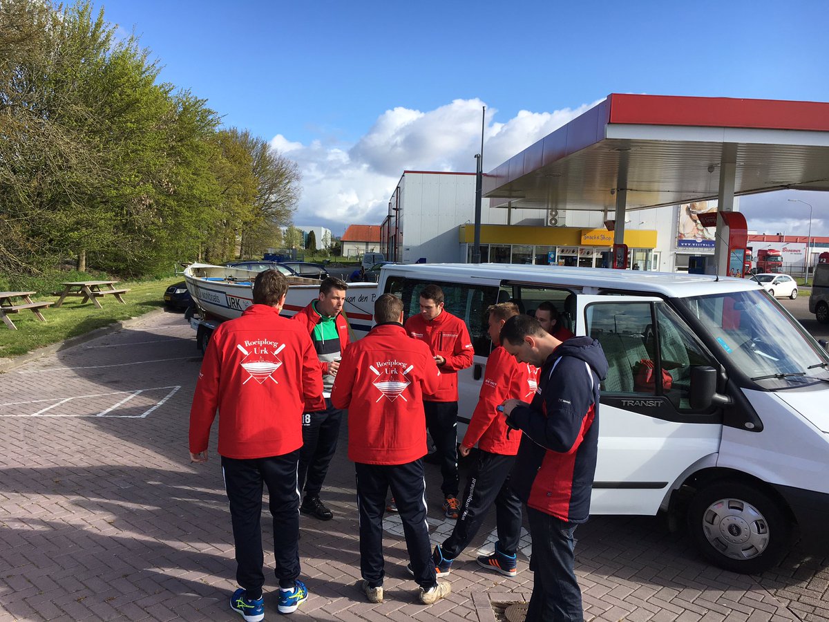 Voorbereiding op Lemmer eerst koffie en een broodje Esso Urk bij teamgenoot Gerlof