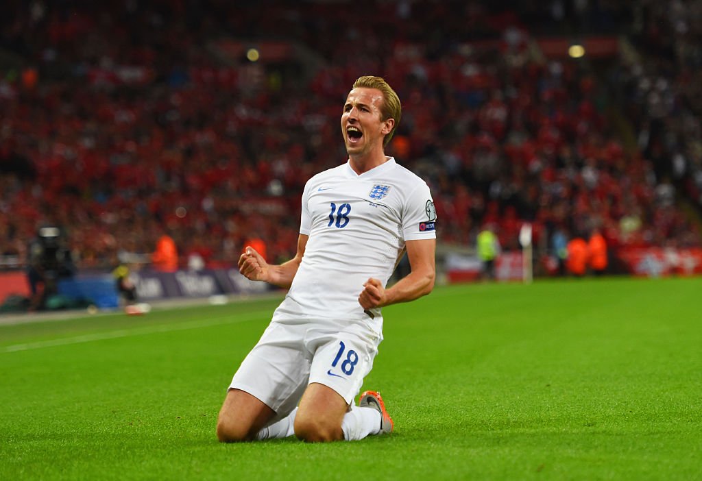SpursOfficial's tweet photo. Happy St George's Day! https://t.co/e0Wecjd44J
