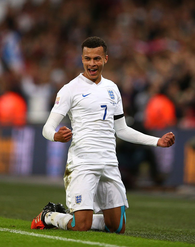 SpursOfficial's tweet photo. Happy St George's Day! https://t.co/e0Wecjd44J