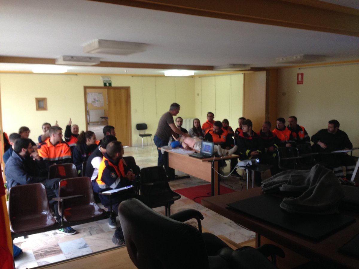 VolunPcOu's tweet photo. En el Curso de "accidentes en estrada" con David Sánchez médico de 061 nos da ❤️ #SVB #Formacion #ProteccionCivil https://t.co/a5SnakX4Af