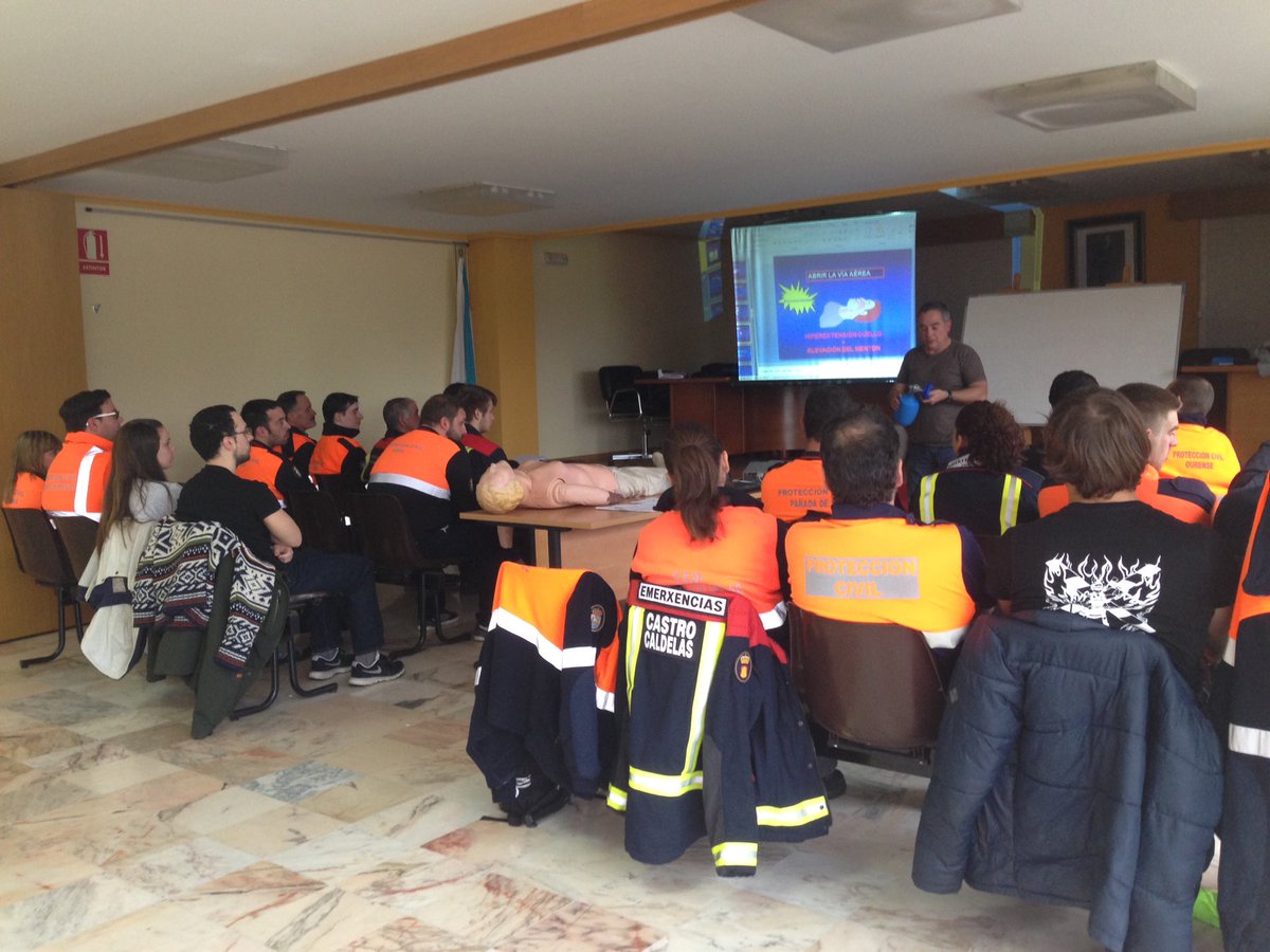 VolunPcOu's tweet photo. En el Curso de "accidentes en estrada" con David Sánchez médico de 061 nos da ❤️ #SVB #Formacion #ProteccionCivil https://t.co/a5SnakX4Af