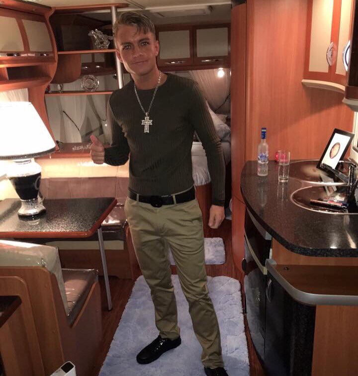 boysmith2014's tweet image. When life gives u lemons add some vodka