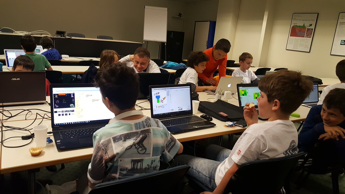 atedIctTicino's tweet image. #ated4kids #CoderdojoTicino #CoderDojoLugano @CoderDojo ragazze e ragazzi motivati e felici #coding @scratch  #enjoy