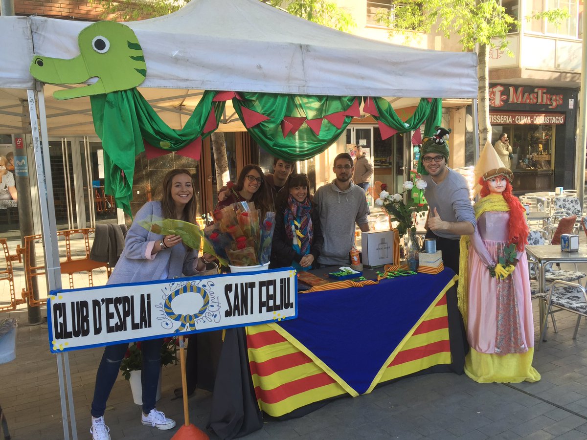 esplastifeliu's tweet photo. Ja tenim la parada de SANT Jordi  a la plaça de la vila 
Us esperem🌹🌹🐲🐲 https://t.co/mkPxpuhSZN