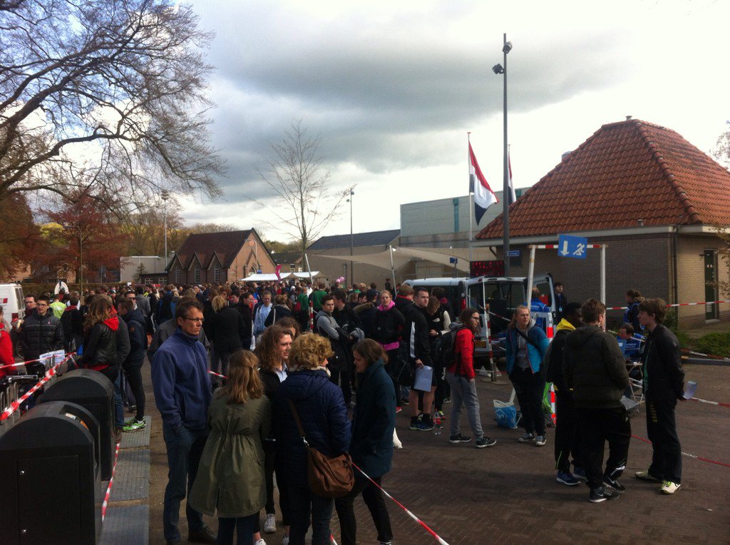 Batavierenrace's tweet photo. Het dorpsplein in Barchem raakt inmiddels aardig gevuld door deelnemende studenten #bata44 #batavierenrace https://t.co/ooj6tHDcBB