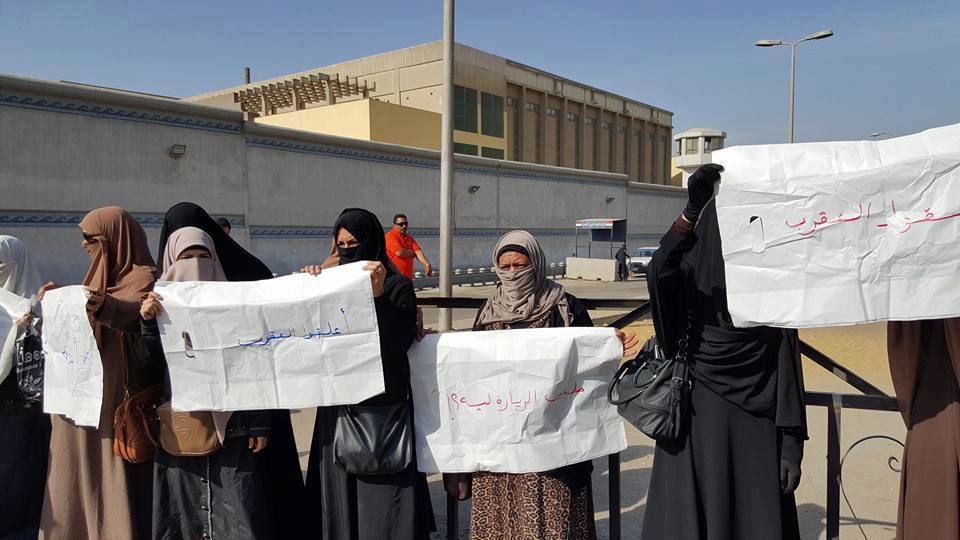 بالصور : زوجات وبنات معتقلي سجن _العقرب يقفون في مواجهة جنود الأمن ويرفعون لافتات "سجن أم مقبرة"