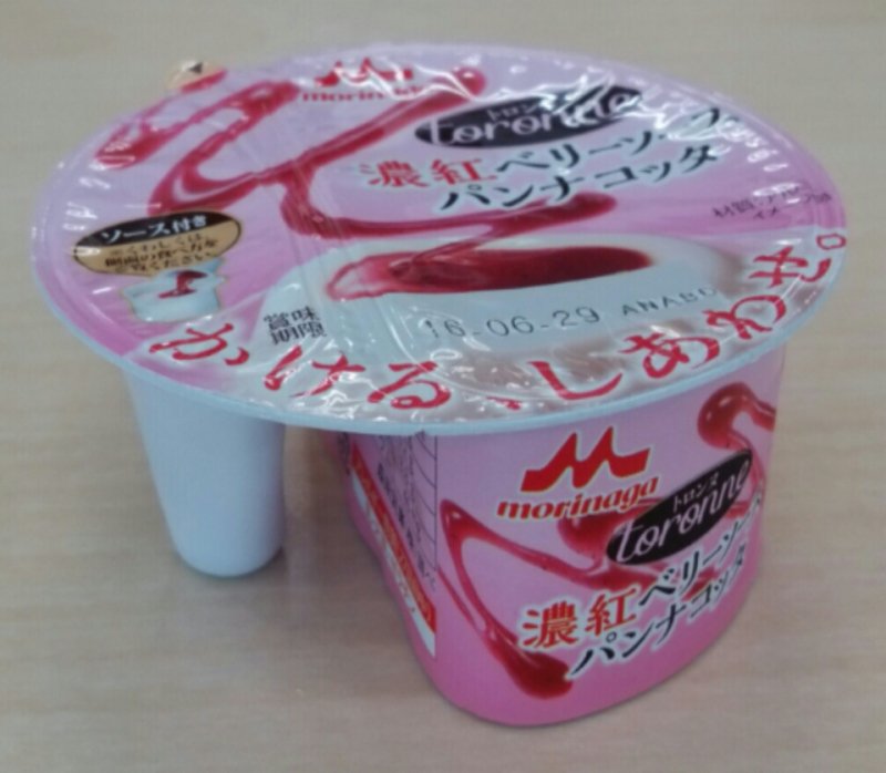 rinngocya's tweet photo. toronne(トロンヌ)濃紅ベリーソース パンナコッタ
食べる直前に自分でソースをかけて食べるなんて楽しい♪
くせのない甘さの濃厚ベリーソースに
ぷるぷるさっぱりめのパンナコッタが合っておいしい
#トロンヌ #森永乳業 #RSL6 https://t.co/mIyQDM29zc