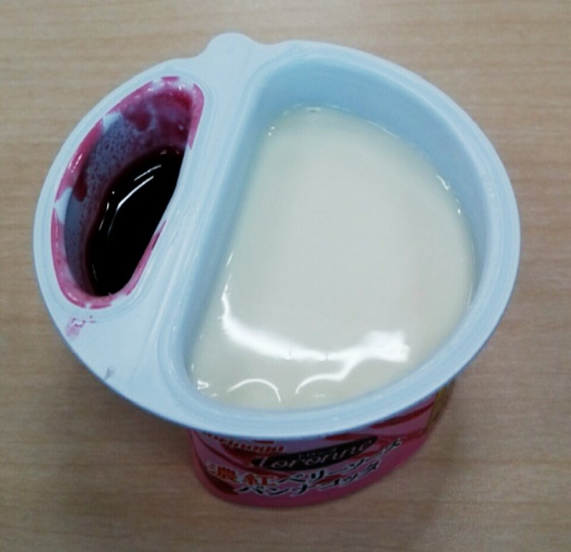 rinngocya's tweet photo. toronne(トロンヌ)濃紅ベリーソース パンナコッタ
食べる直前に自分でソースをかけて食べるなんて楽しい♪
くせのない甘さの濃厚ベリーソースに
ぷるぷるさっぱりめのパンナコッタが合っておいしい
#トロンヌ #森永乳業 #RSL6 https://t.co/mIyQDM29zc