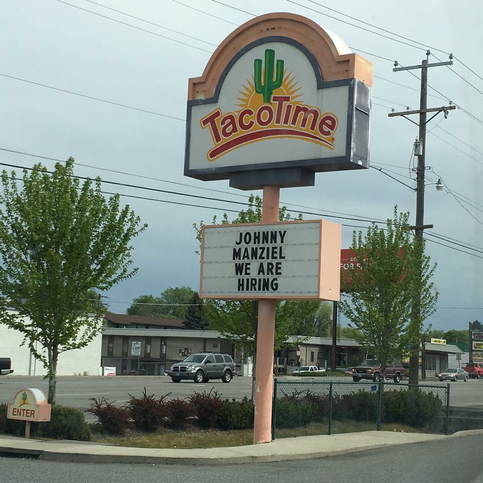 FakeSportsCentr's tweet photo. This is fast food place is straight ROASTING Johnny Manziel 😂😂😂 they just won my business!! https://t.co/kW7NTSgXow