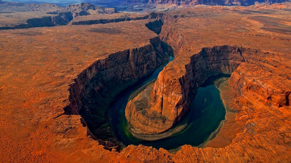 CultureTrip's tweet photo. The Colorado River in Arizona's Horseshoe Bend surrounds a 1000-foot-high rock formation! Isn't it stunning? https://t.co/gpjyo1XnCU