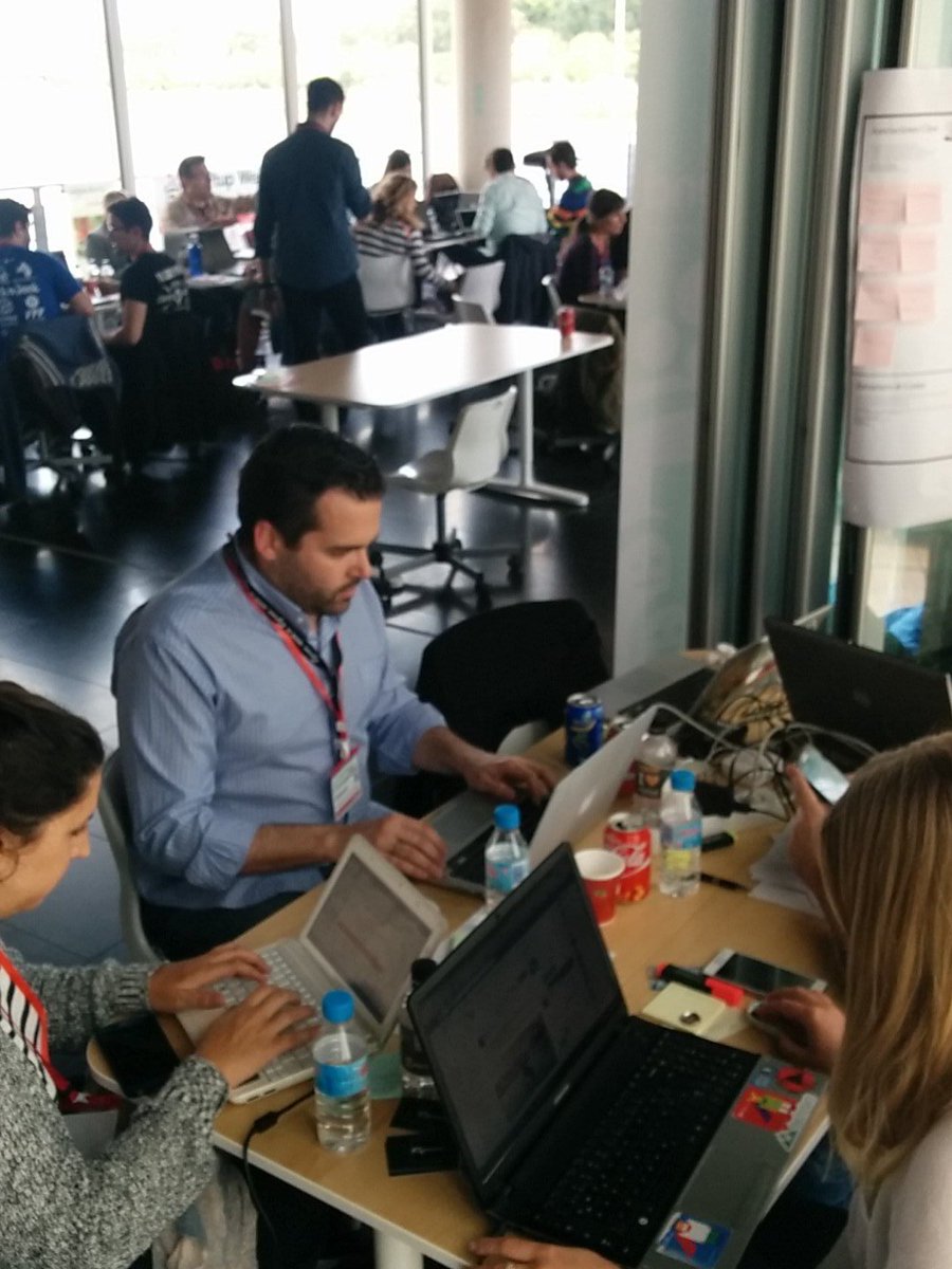 Groupifly's tweet photo. . @Groupifly  dándolo todo en #SWsevilla  @SWsevilla . construyendo el prototipo https://t.co/X65ZB10VJS