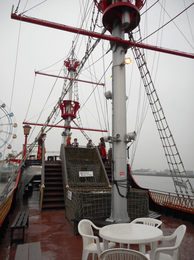 Twitter 上的 コスカレード 広島 海賊船 お天気悪くてごめんなさいですが 海賊船 の反響が結構あったので今日のサンプル撮影を1枚 デッキや中で撮影可能です ちなみに内装はちょっとアンティーク風 な感じです 船内は飲食自由なので晩ごはんを持込してもいい