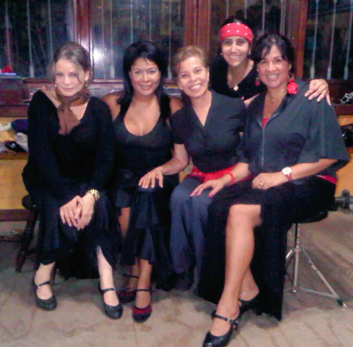 MayellaLloyd's tweet photo. Con mis hermanas flamencas. #FlamencoDancers #FlamencoSisters #FlamencoTime https://t.co/f5yZBQM5ve