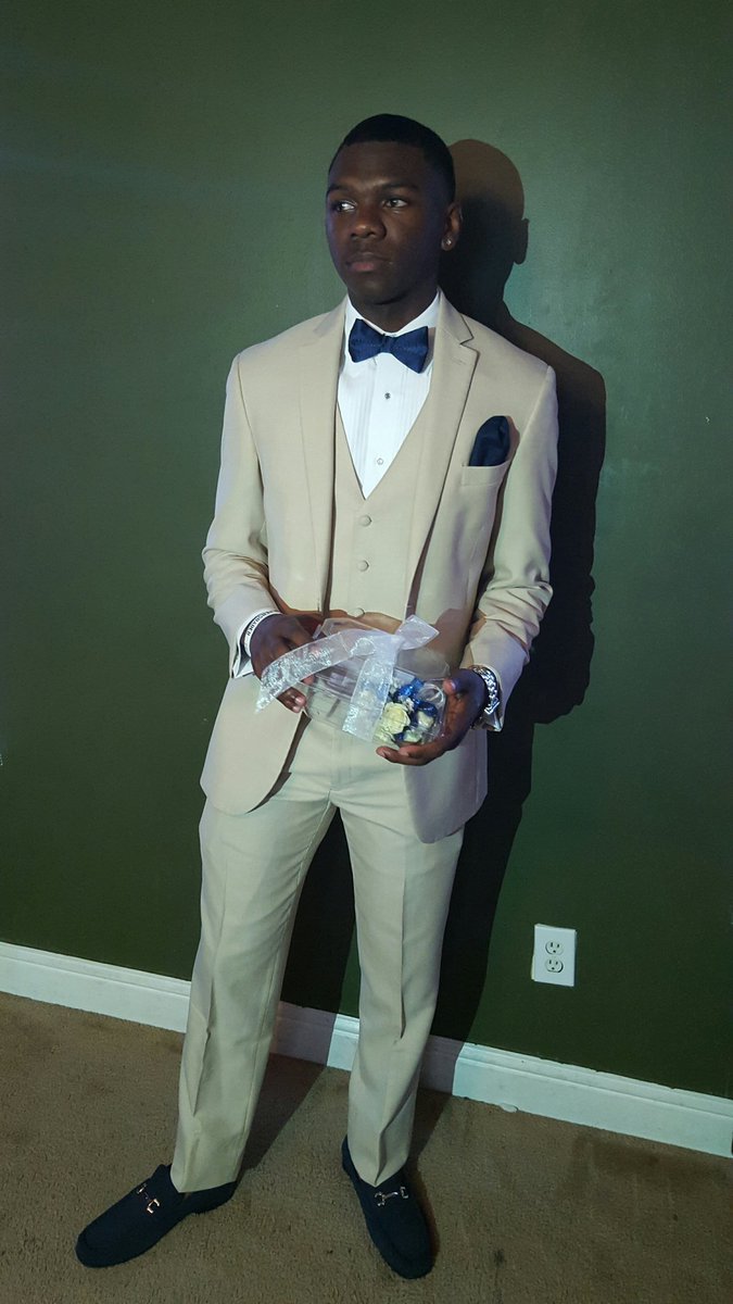 Chvpter_i3M's tweet photo. Prom was lit 🔥🔥
#slaybridge  
#reignonDaBridge https://t.co/XZ2atsyrFp