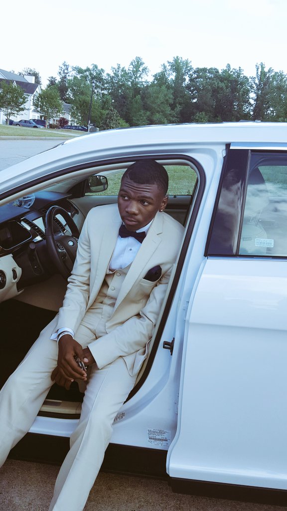 Chvpter_i3M's tweet photo. Prom was lit 🔥🔥
#slaybridge  
#reignonDaBridge https://t.co/XZ2atsyrFp