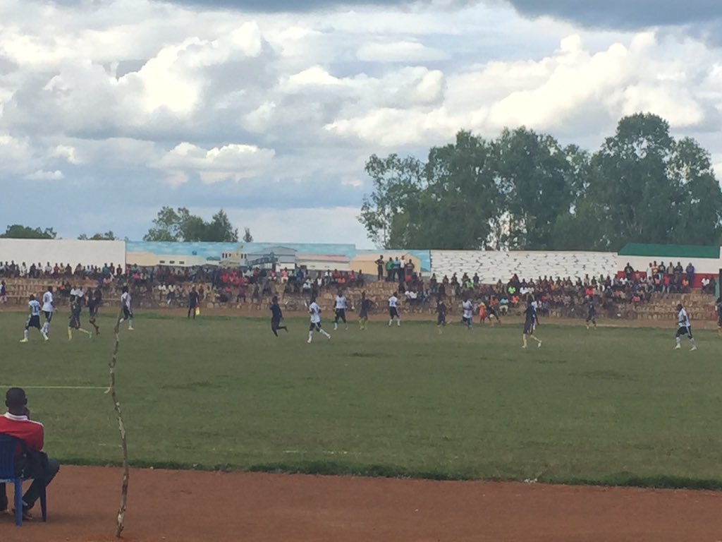 gakizafierte's tweet photo. Afande #NdikuriyoR . au stade de la #SOSUMO pr assister au match qui oppose #AigleNoir et #DynamicFC ( Cpe du PP.) https://t.co/HkLzrTOfSL
