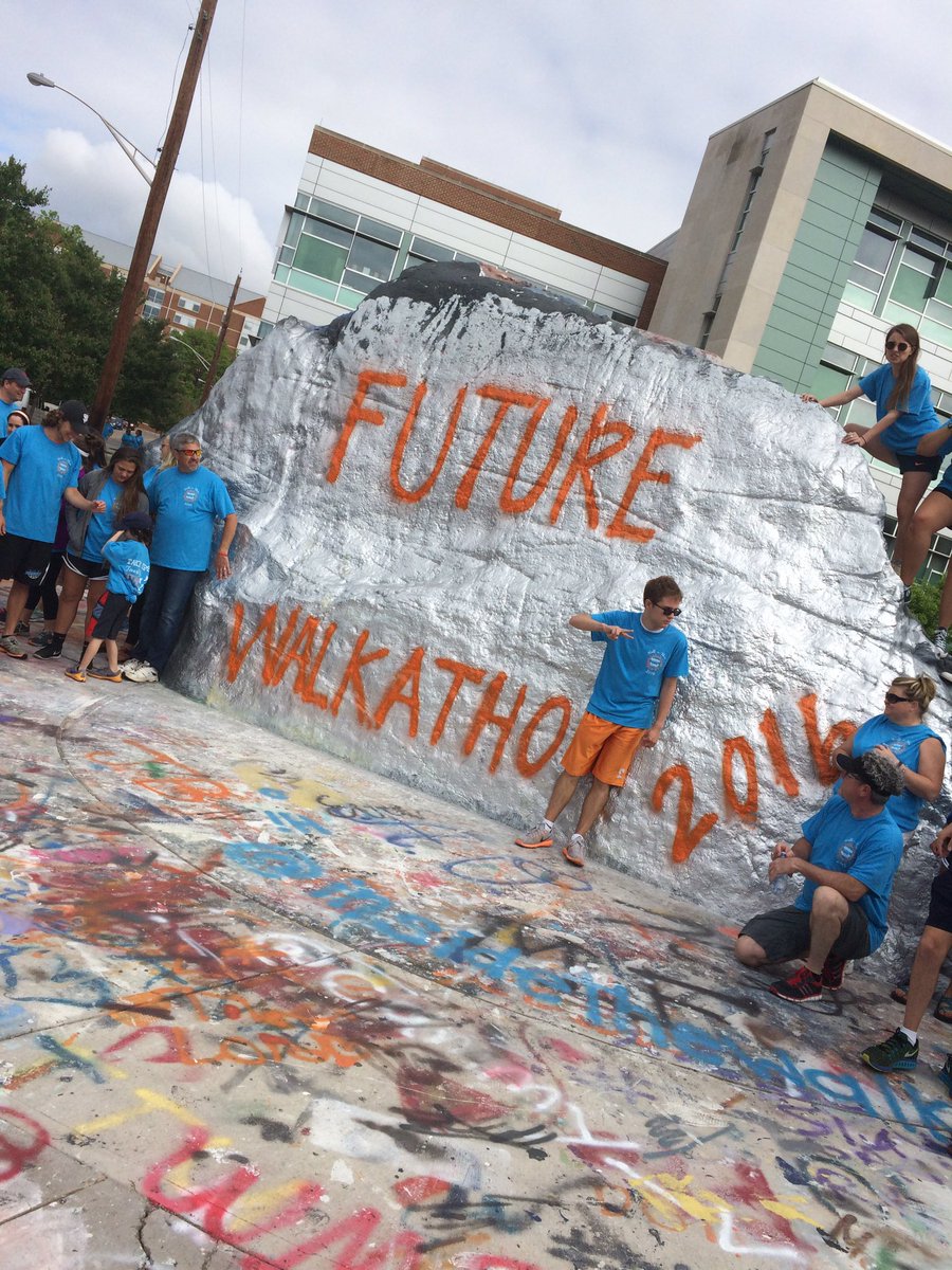 UTFUTUREProgram's tweet photo. Signing the rock at the FUTURE walkathon! #utk #vols #vfl https://t.co/UPAx04IOL4