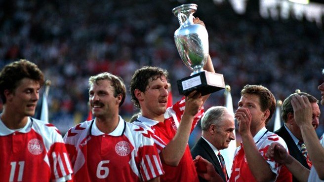 La t-shirt della Danimarca all'Europeo 92: Vilfort alza il trofeo