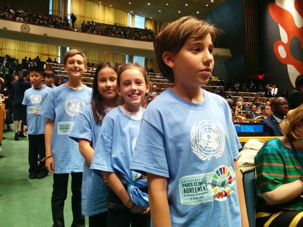 Con récord de 175 firmas, el #AcuerdoDeParis abre la puerta a futuro #sostenible para todos bit.ly/Firma22-04