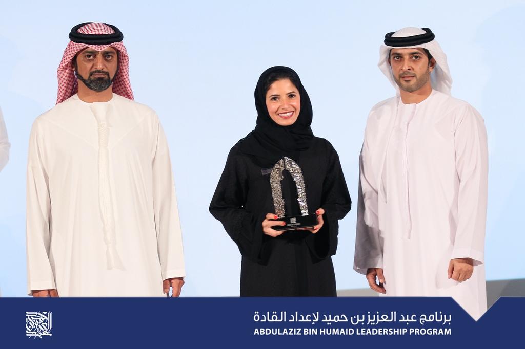 abdulazizlp's tweet photo. سارة الوصيبي من مملكة البحرين تتسلم درع تخريجها من برنامج عبدالعزيز بن حميد لإعداد القادة.
#alp3 #Alp #ALeaders3 https://t.co/wi3GfWCWOo
