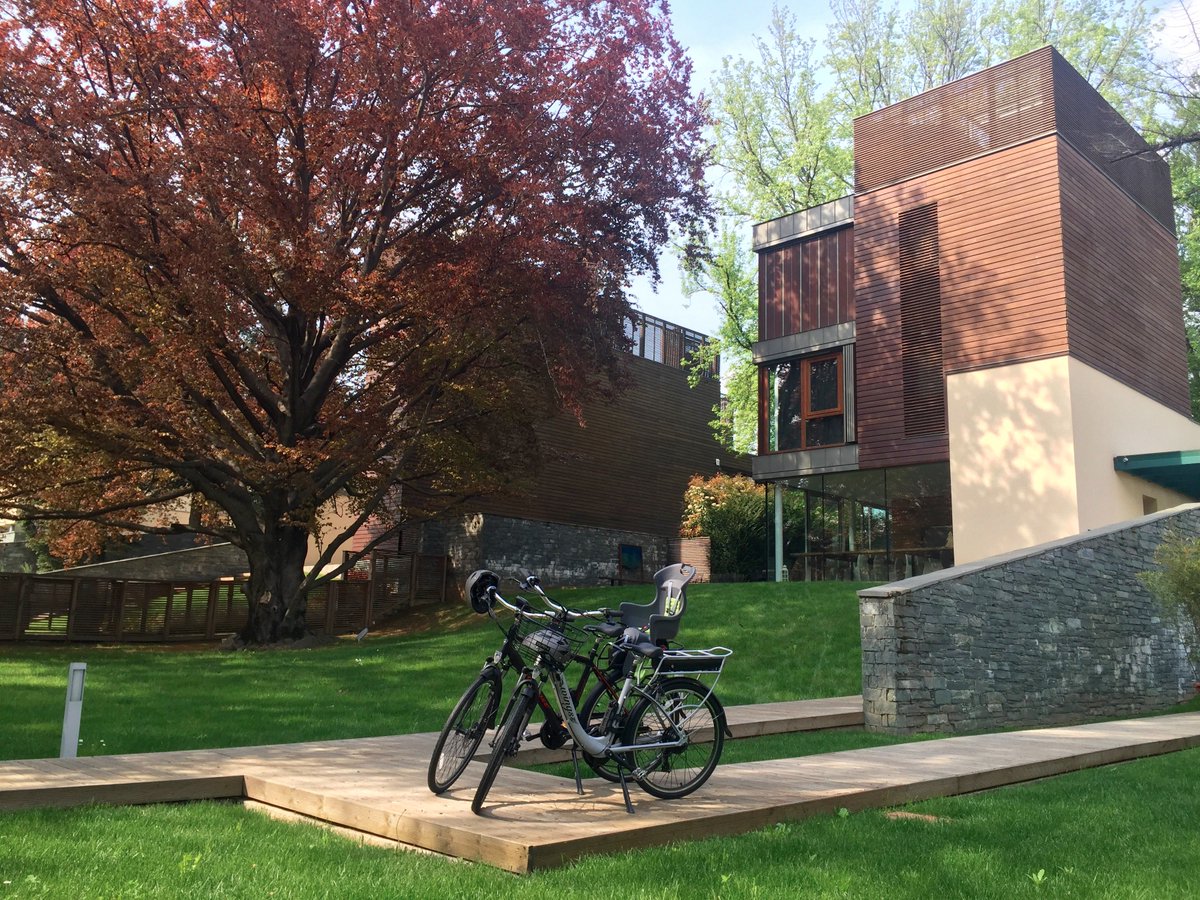 Vivi il #Lagodicomo con le E-BIKE della <a href="/Casa_sullAlbero/">Casa sull'Albero</a> Noleggia le nostre E-BIKE per tutta la famiglia.