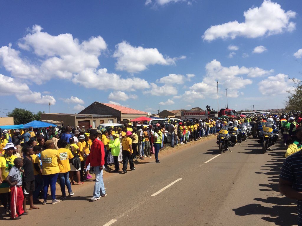 Thabiso_Dlamini's tweet image. The masses are out to bid farewell to our fallen comrades ✊🏽✊🏽✊🏽#Ekurhuleni10 #RIPComrades