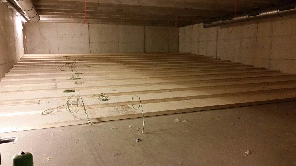 Campus 3 eiken in Antwerpen. Topprestatie geleverd deze week door onze tribune ploeg. 2 zalen in 1 week.