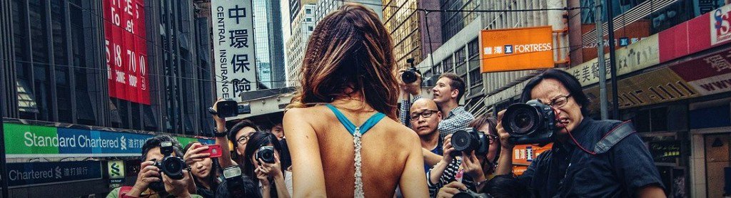 IndioViral's tweet photo. Este fotógrafo se hizo famoso gracias a la espalda de su novia https://t.co/e0kcxopSqK #creatividad #viajes https://t.co/aaqfLnT4uR