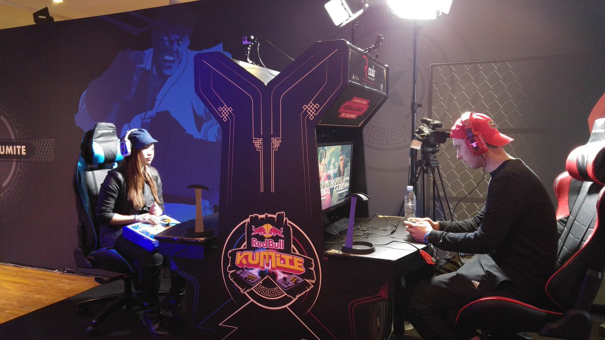 WhiteBl4ck's tweet photo. Le match de l'année au #RBK2016 @Kayane vs @lorddvdjaws https://t.co/SFGrCk9KVP