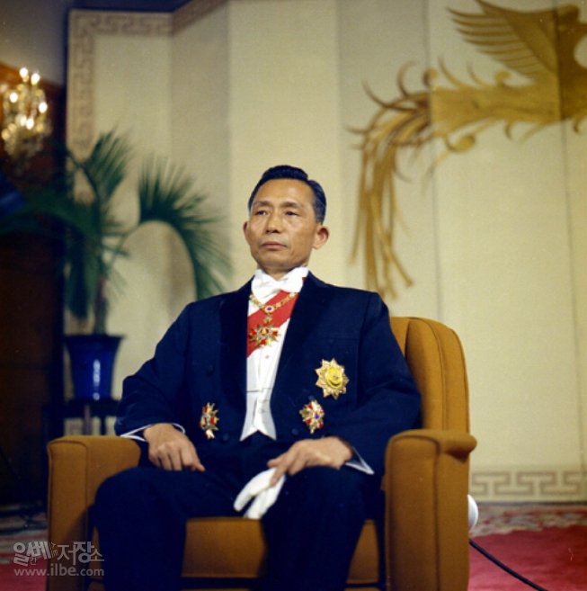 내가 요즘 신선이 되었다.총선후 지금까지 바같 세상과 단절했다. 지상파,종편 일간지 하나도 안보고 산다. 하루에 한번 일베보고 트윗한다.개같은 뉴스와 종편 패널들 안보니 세상이 다르게 보인다.박정희 사랑만한다