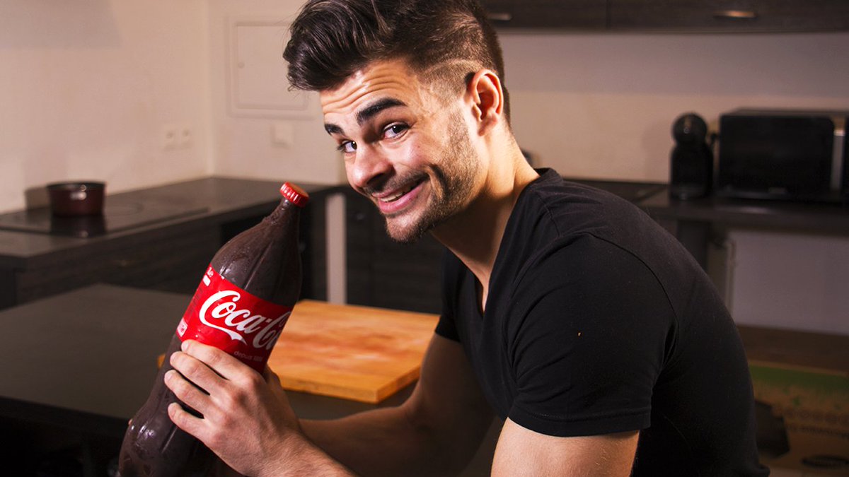 FastGoodCuisine's tweet photo. Demain 14 h On va retourner le youtube game :D
Je vous présente le #CocaCola #Cake, une tuerie !
200 #RT possible ? https://t.co/3igYOqMil8