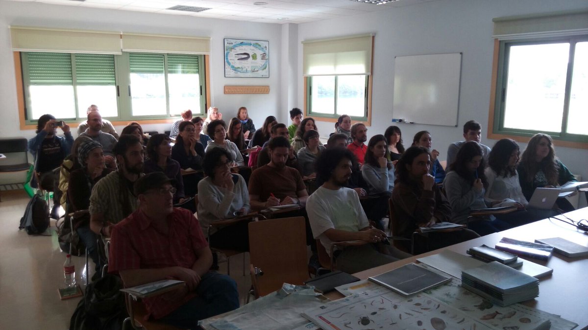 Xá non curso de formación, falando de invasoras