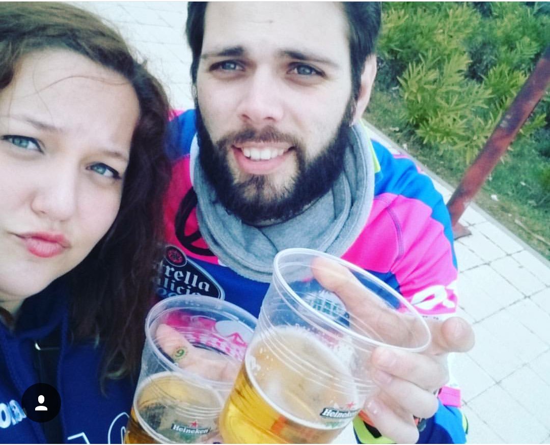 HugoSnchez14's tweet photo. Rugby, cachis de cerveza, ella
 disfrutando!! https://t.co/8bH8bqcGxh