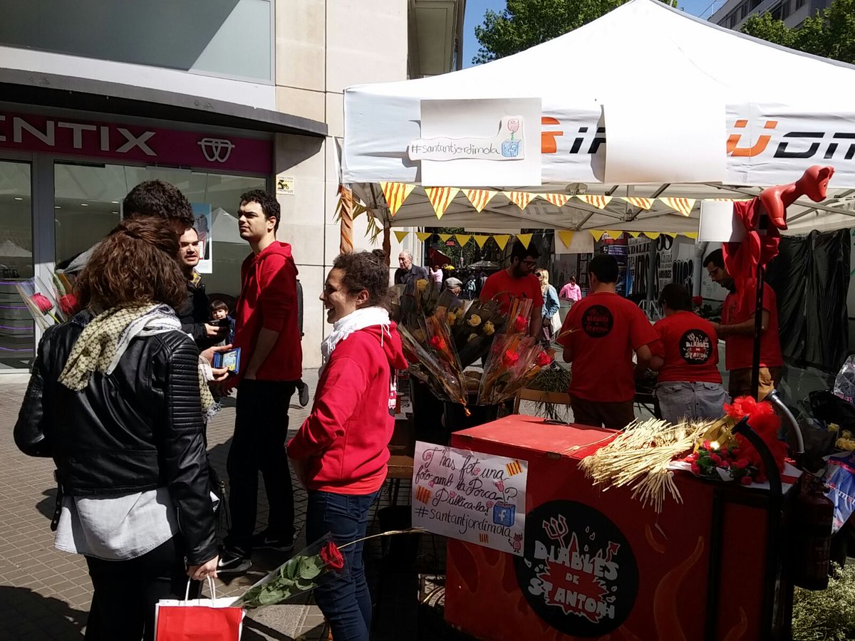 Tocal2's tweet photo. El sol ha sortit per fer gaudir el dia de Sant Jordi! Us hi esperem a Ronda Sant Antoni, 17. #santjordimola https://t.co/kxd3vPnHTz