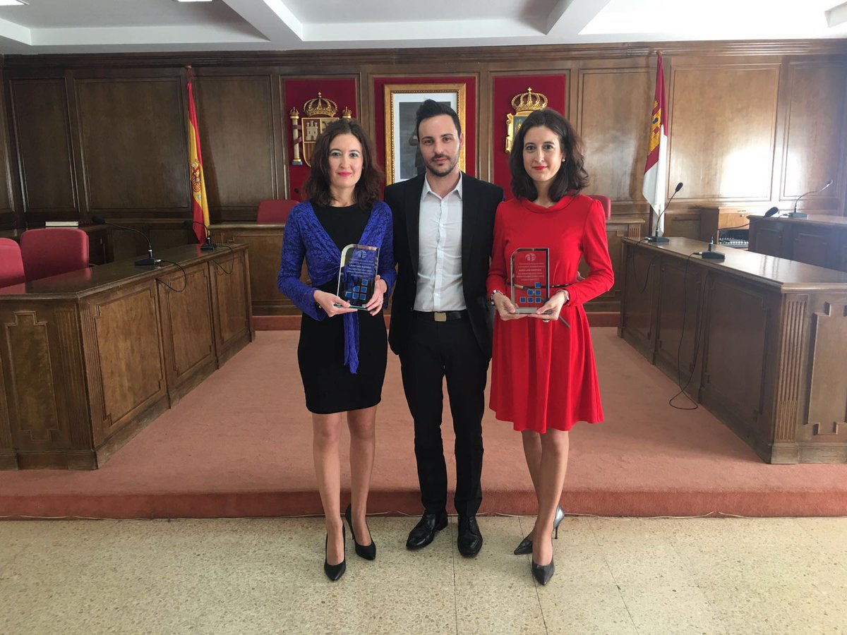 rafa_azu's tweet photo. 📚🏛🌾🎖 Es un placer homenajear a dos grandes embajadoras de Azuqueca: @dralauralara y @dramarialara. ¡Enhorabuena! 👍🏼😉 https://t.co/N9oxYSJhCm