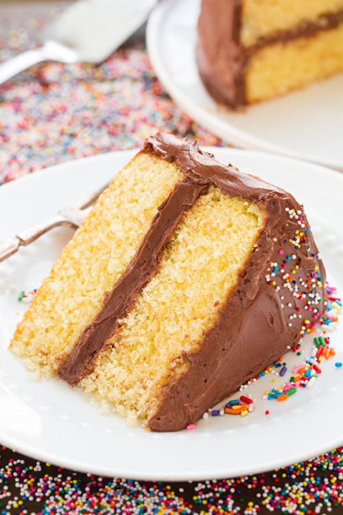 ItsFoodPics's tweet photo. Yellow Cake with Chocolate Frosting https://t.co/41dBXwelzY