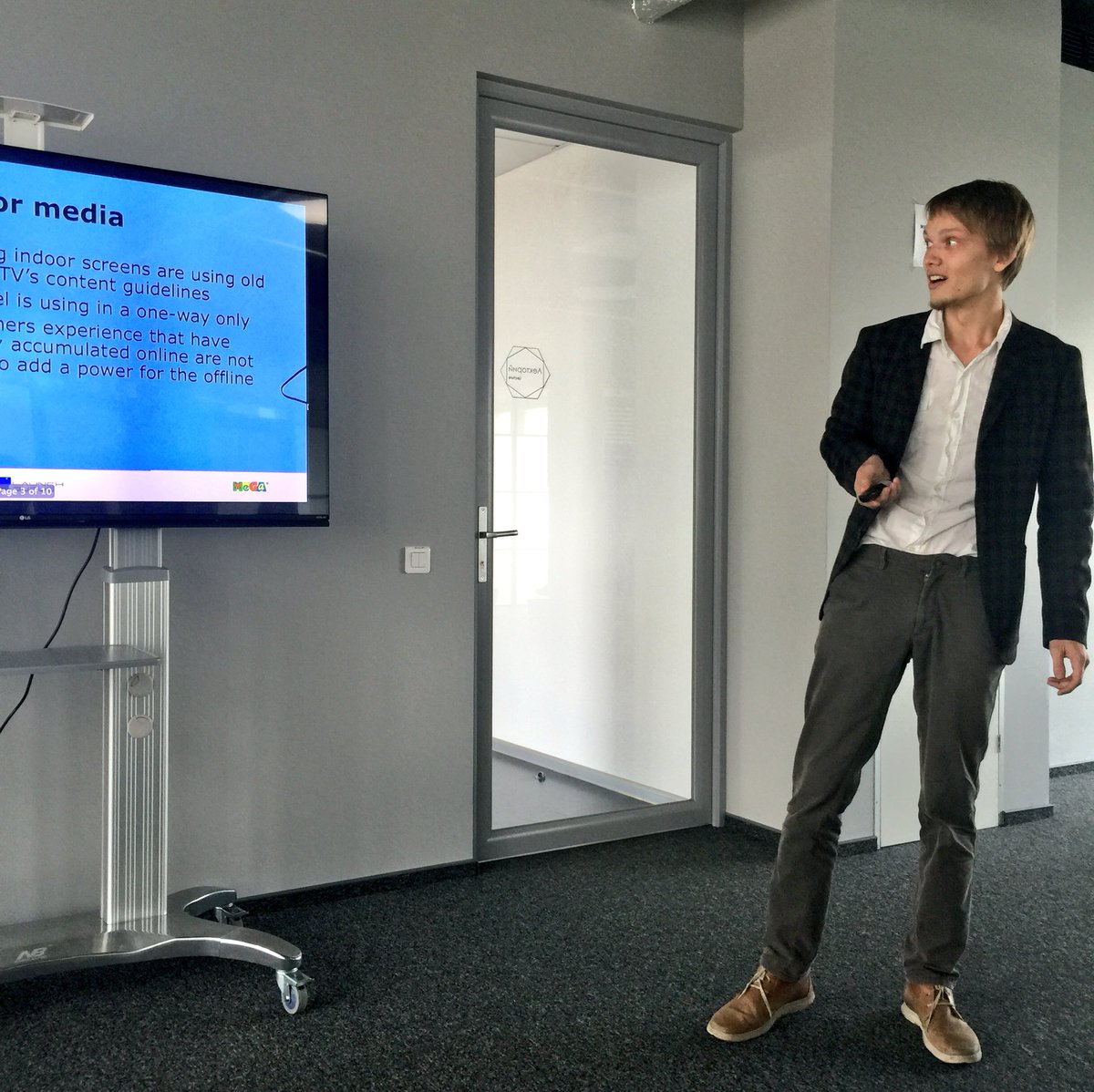 StartUpBranding's tweet photo. #joyBrand presenting tool for integrating #ugc into instore #communications #megaaccelerator @launchgurus #startup https://t.co/Sdgf2EuhXG