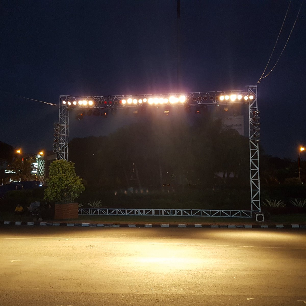 JFFF_Info's tweet photo. The light is ON!
Get ready to experience the Gading Night Carnival 2016 in any minutes! Yaaaay! 
#GNC2016 #JFFF2016 https://t.co/TNh4fTO63f