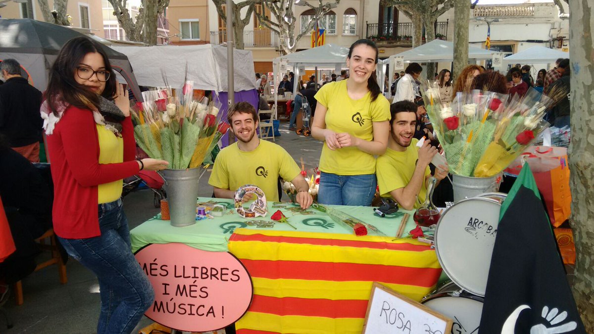 Bon st Jordi! Nosaltres tenim paradeta a l'Ajuntament, i a les 22h tocarem a la pl Nova. Us rebrem amb un somriure!