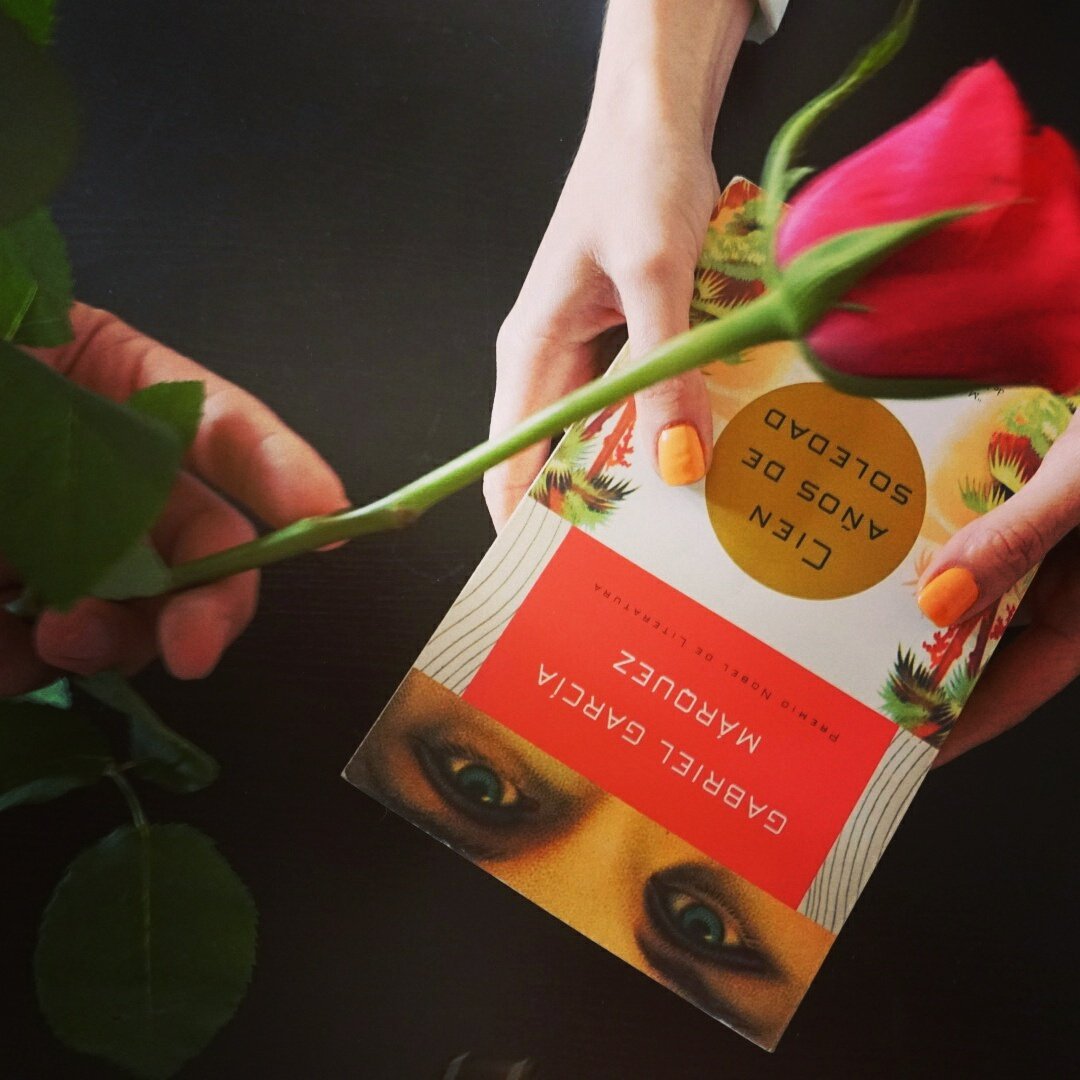 alusoare's tweet image. Today is #santjordiday in #Catalonia #WorldBookDay 
Rose vs Book gifts #tradition #culture