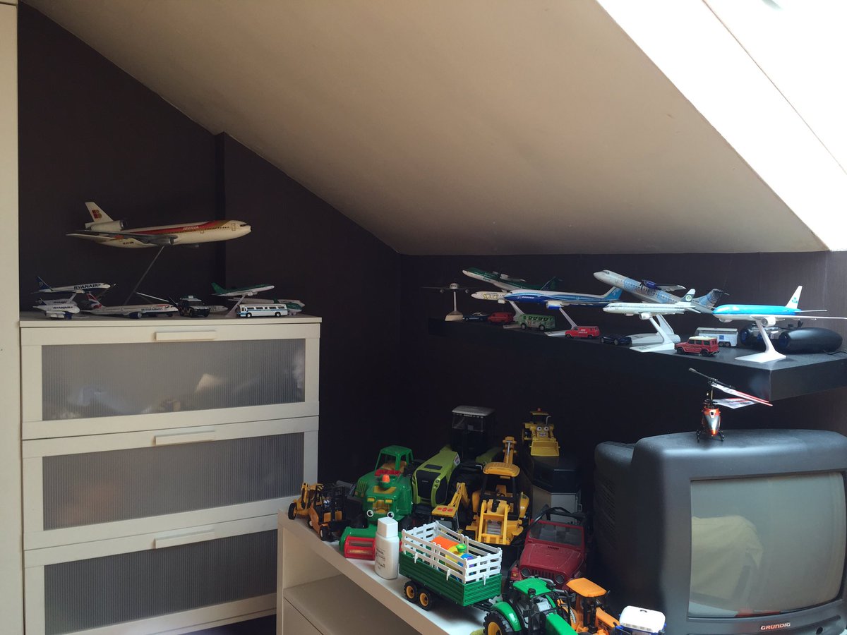 Ciaraocon's tweet photo. My dad @tomortweets bedroom ๐๐ at least i know where my love for airplanes comes from! #biggestchild #avgeek https://t.co/mycXNf5Dsj