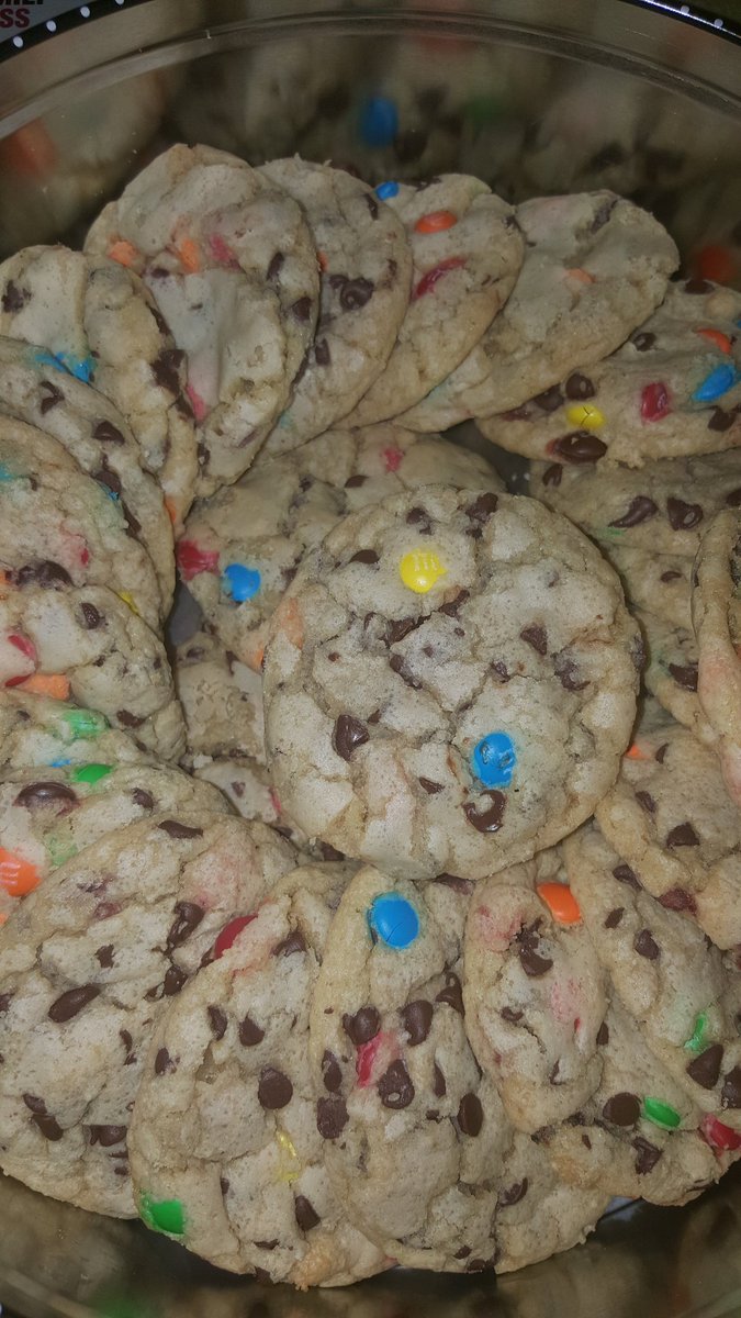Dhobbs92's tweet photo. Random girl came up to me @ work last night...but I said yes to her question and got cookies😛 #PromProm @ErinFoley11 https://t.co/TWgw25DBx0