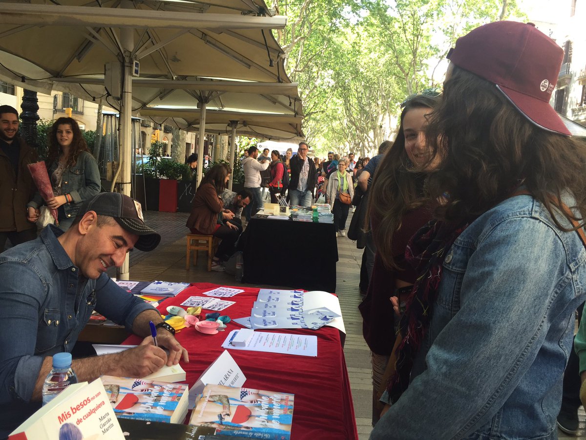 pedropalomobcn's tweet photo. @AbelArana ahora en la Rambla Catalunya firmando #UnBaileDeMuerte #UBDM #SantJordi #SantJordi2016 https://t.co/JPcGvltSSa